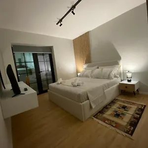 Lucas Downtown , Tirana Albanie